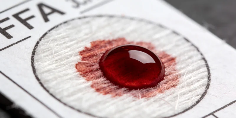 医生正在向患者解释细菌基因检测