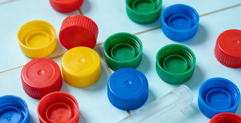 实验室内技术人员正在操作精密仪