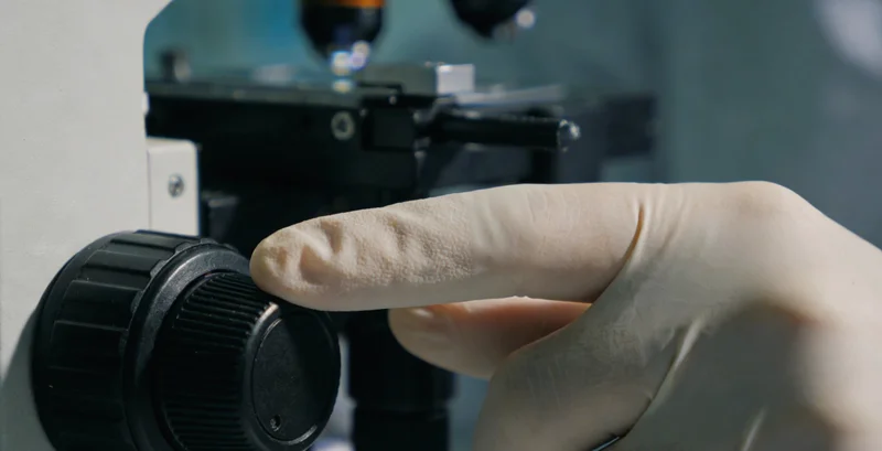 医生在办公室电脑前仔细分析基因