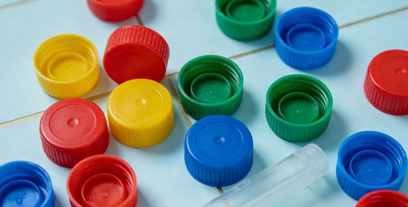 专业实验室内，技术人员正在进行