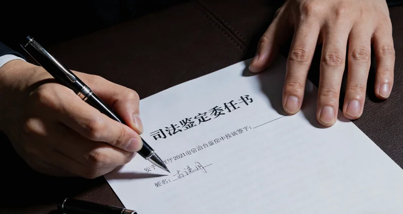 镇江家庭查看健康报告并讨论心脏