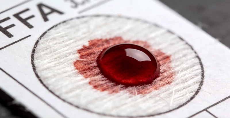 红河州护士采集血液样本放入冷链