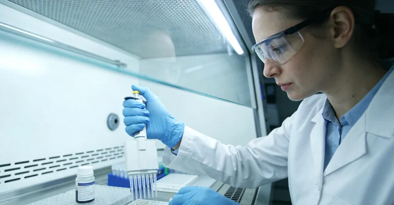 海西州家庭围坐在一起沟通交流