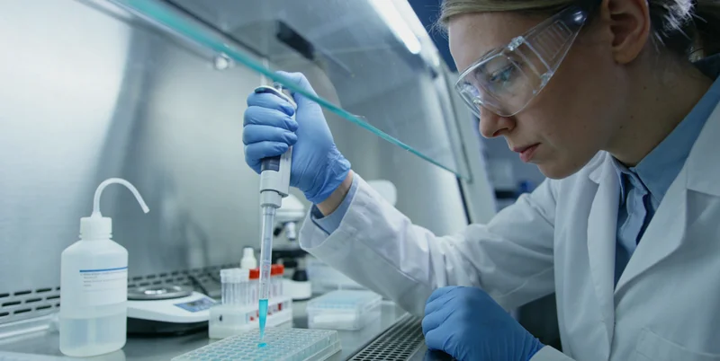 青州 医生与家长进行遗传咨询沟