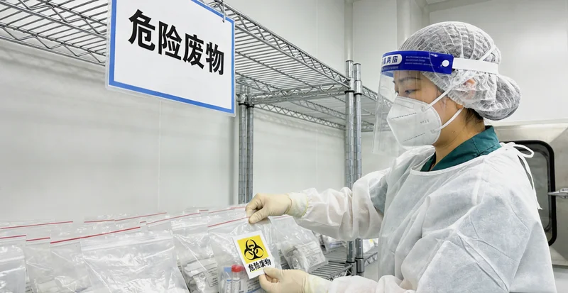 来宾市民进行定期健康体检与监测