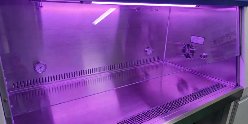 黔南州家庭在温暖灯光下交谈，窗