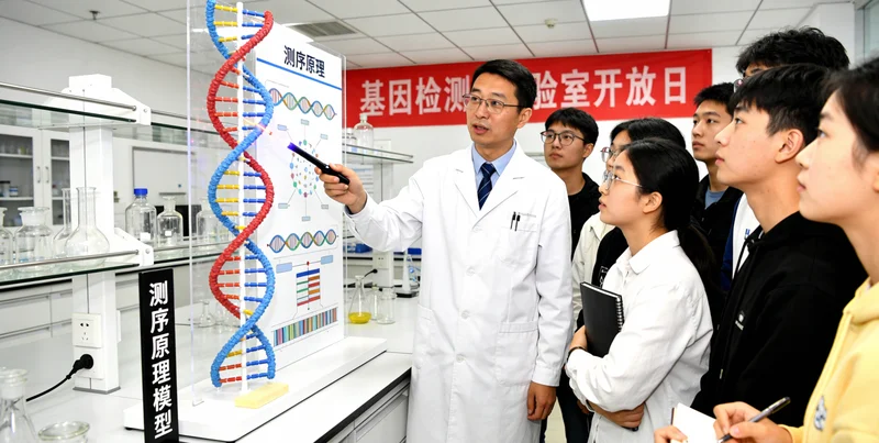 林芝一家人手牽手支持彼此