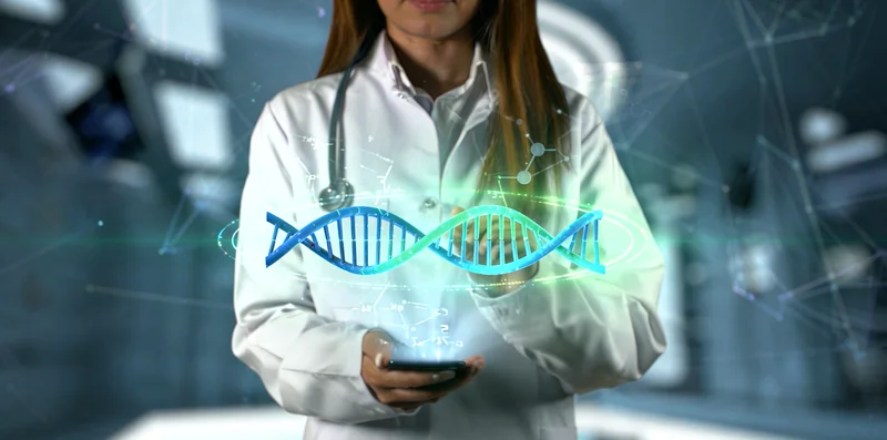 孝义医院病理科医生在显微镜下观