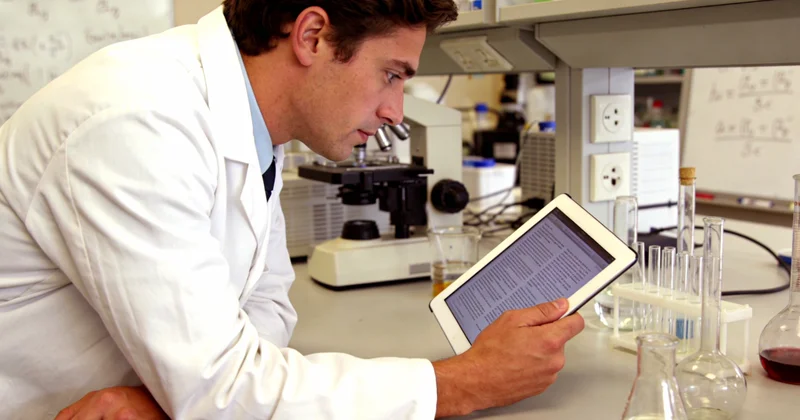 菏泽基因检测实验室工作场景示意