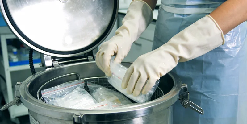 新乡市民在医院进行基因检测抽血