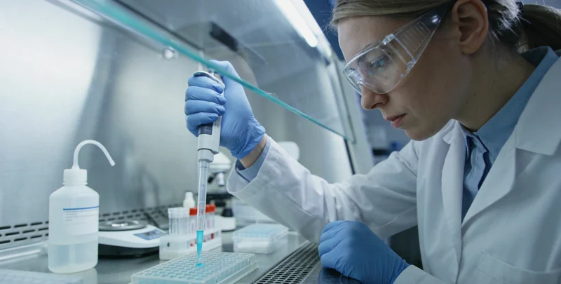 广元护士为患者抽取基因检测血样