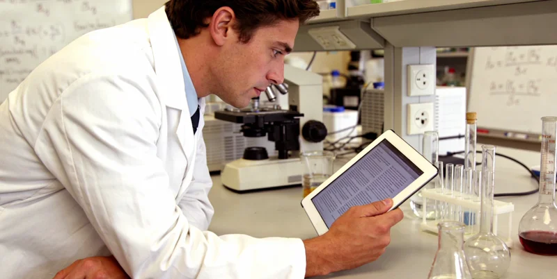 南京市民在家人陪伴下在医院进行