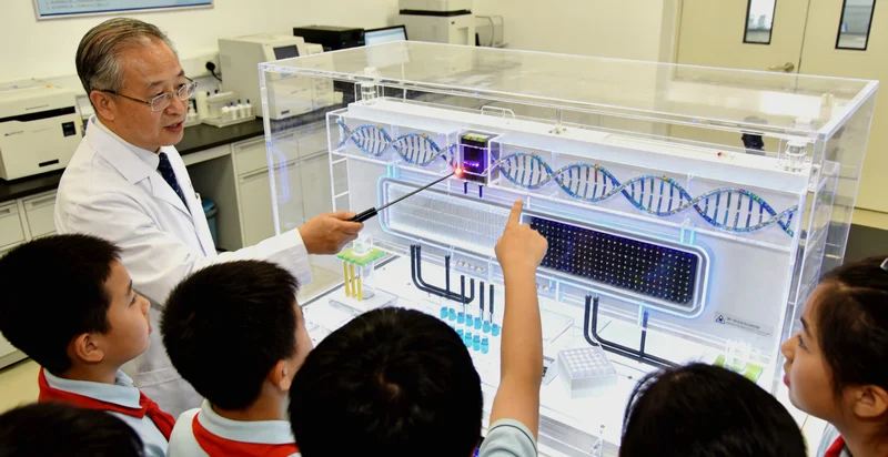 楚雄家庭围坐一起沟通健康决策的