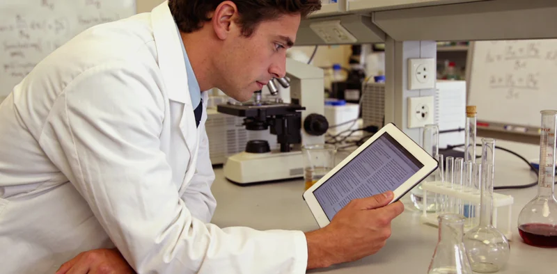 专业基因检测实验室技术人员进行