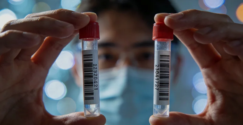 曲靖市民在医院接受心脏超声检查