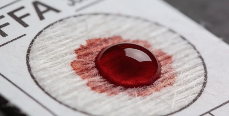 果洛州医护人员进行无创样本采集