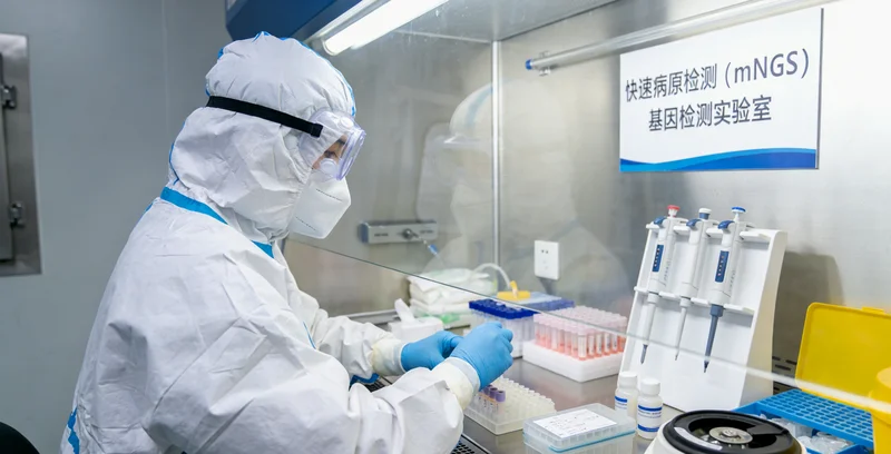 东兴女性进行定期乳腺健康检查示