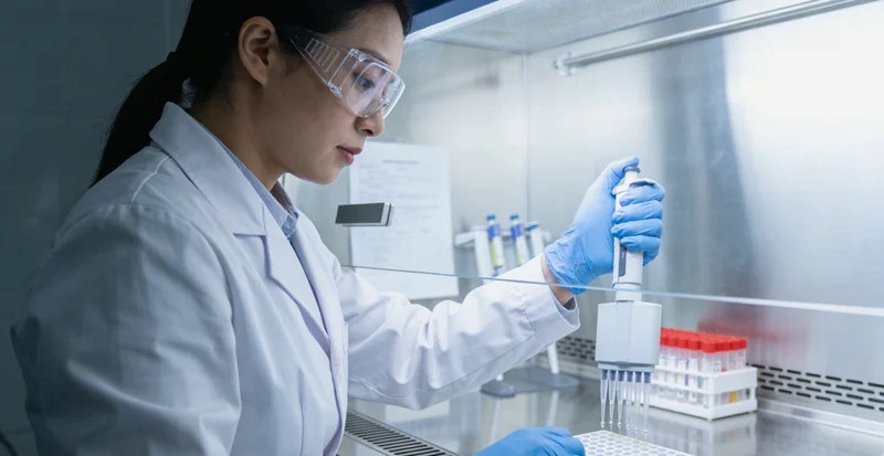 海北州家庭在草原上享受健康生活