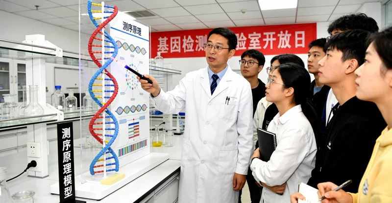 翁旗女性在户外阳光下面带微笑，