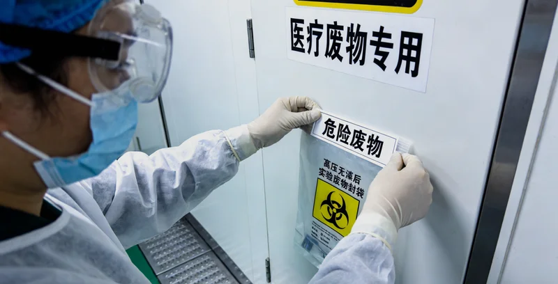 楚雄社区居民在树下聊天咨询健康