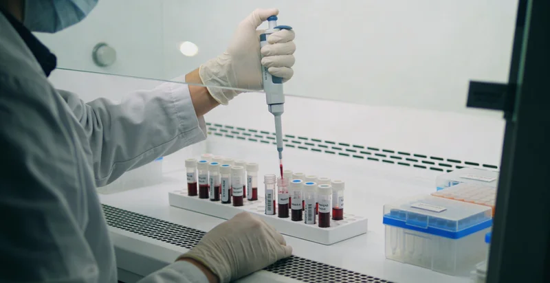 南雄本地家庭女性围坐一起聊天探