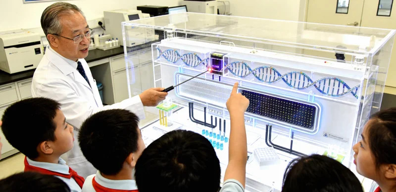 兰溪三江口或中洲公园背景下,家