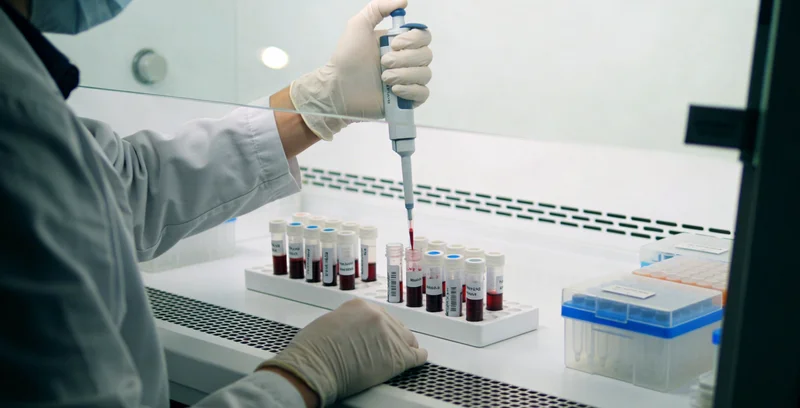 西苏旗医院内医生与患者亲切交谈