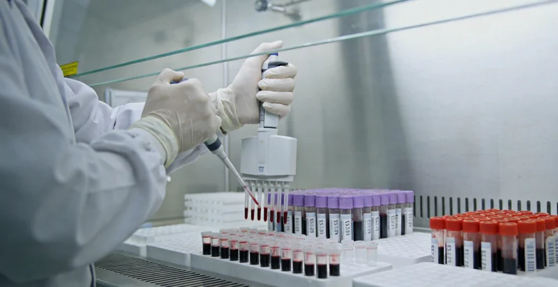 雅安女性与家人江边散步健康生活