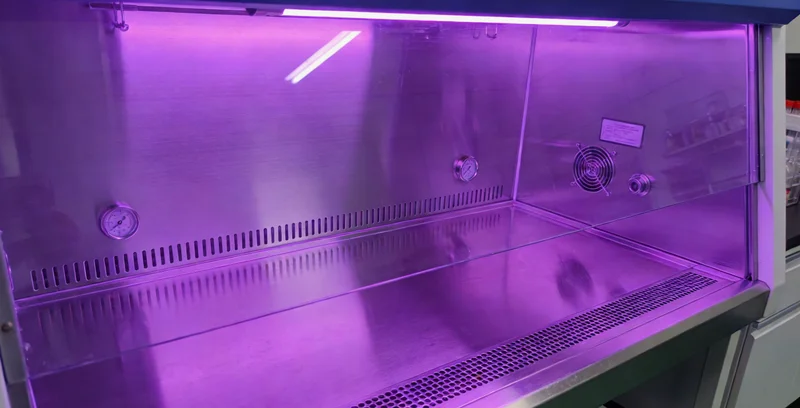 丹东临床遗传诊断师在诊室内工作