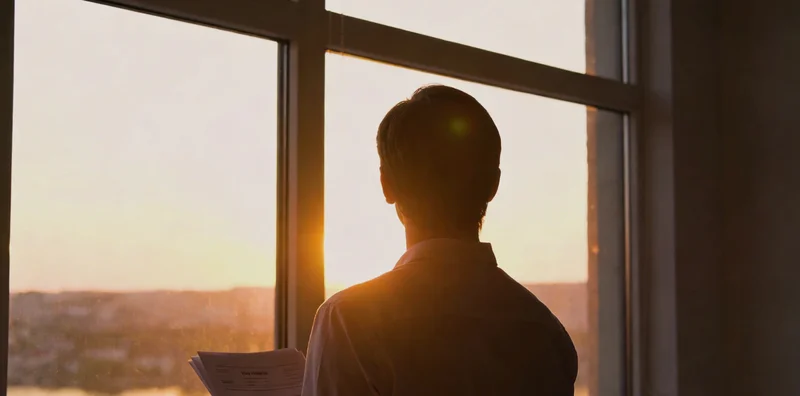 昆山女性在办公室进行遗传咨询问