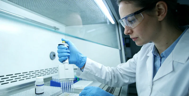 伊宁市护士为市民进行基因检测抽