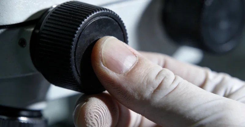 基因检测实验室内部进行DNA测