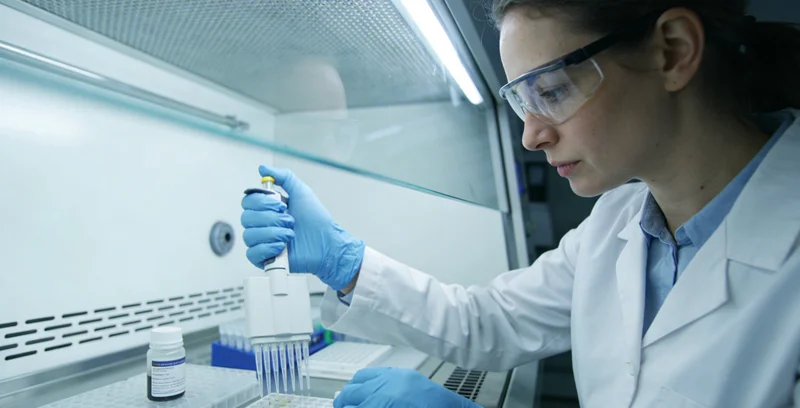 吐鲁番护士进行基因检测采血,背