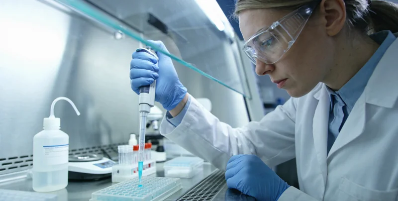 惠州 医生进行遗传咨询场景