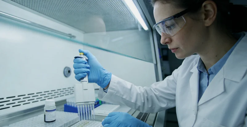 泰州实验室进行基因检测分析工作