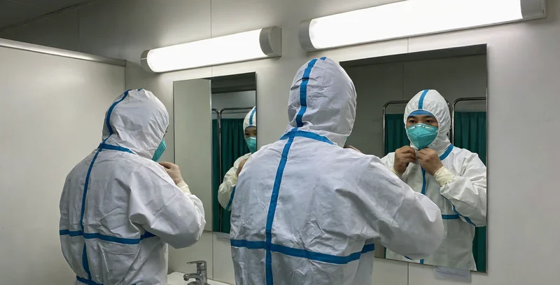 海南州医生与患者进行遗传咨询沟