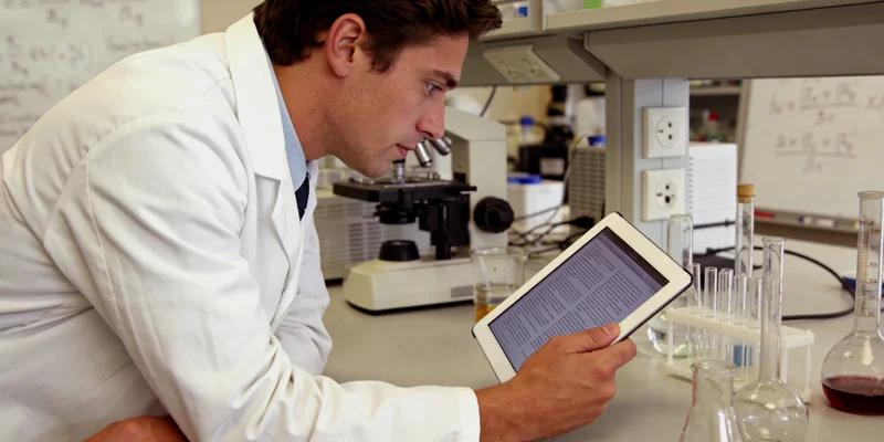 鹰潭基因检测实验室内部工作场景