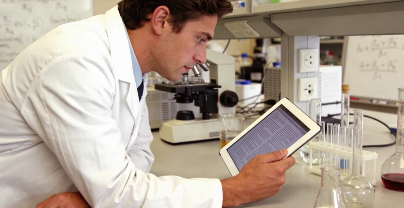 南安基因检测实验室内部工作场景