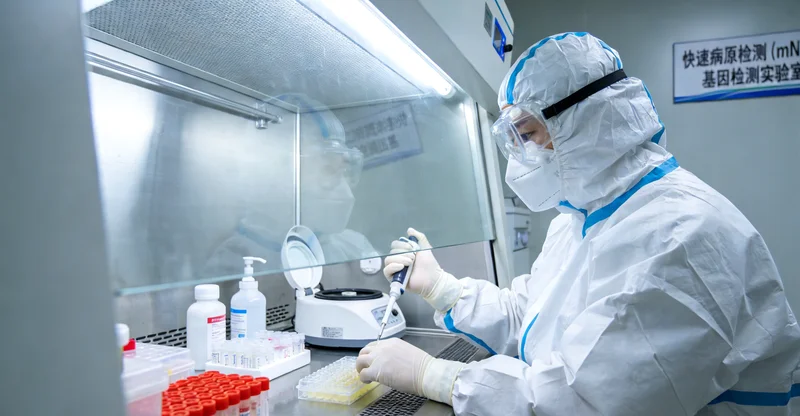 常熟本地医护人员进行规范血液采