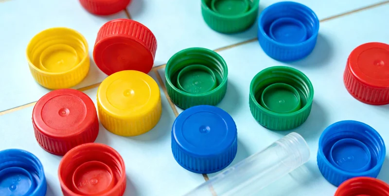 现代化基因测序实验室工作场景