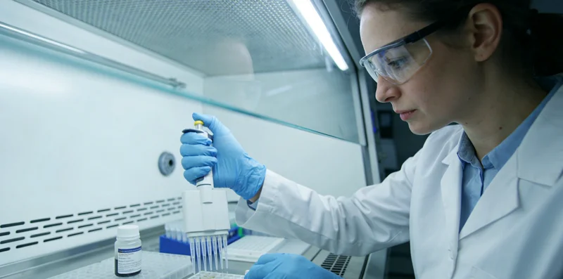 防城港医院内护士进行静脉血采集