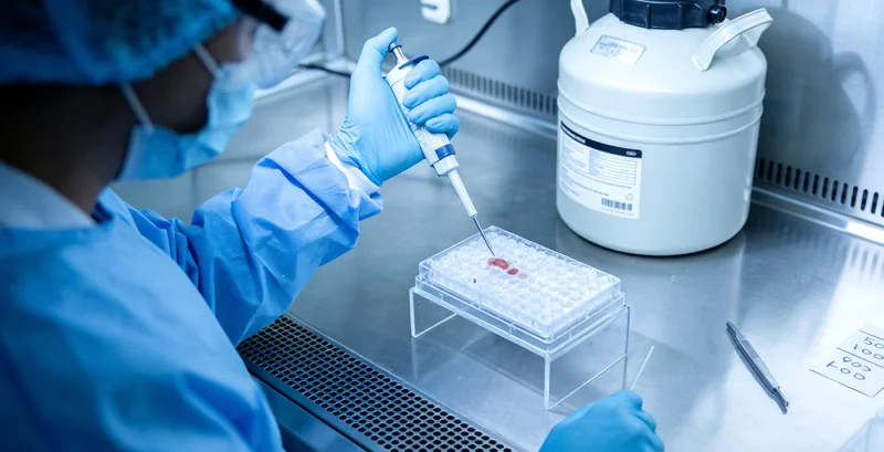 林芝家庭成员在家中进行血压监测