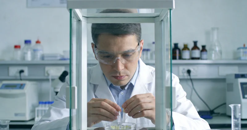 桐乡水乡女性展望健康未来的背影