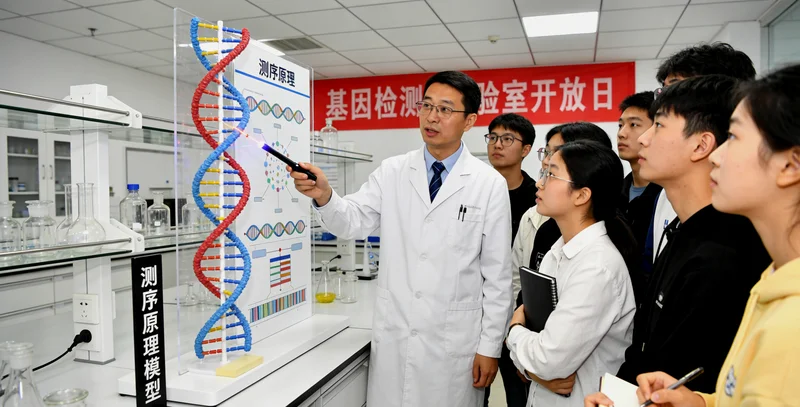 弥勒居民采血样本送检至专业实验