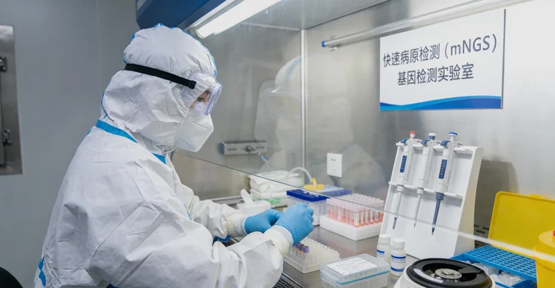 上海市民接受定期健康检查示意图