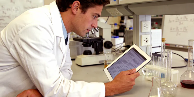 大理女性在洱海边进行健康生活