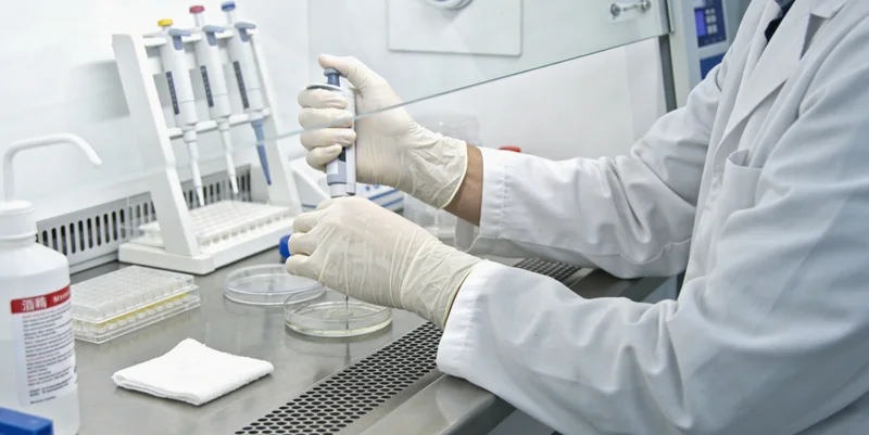 耒阳市民在医院向肿瘤科医生咨询