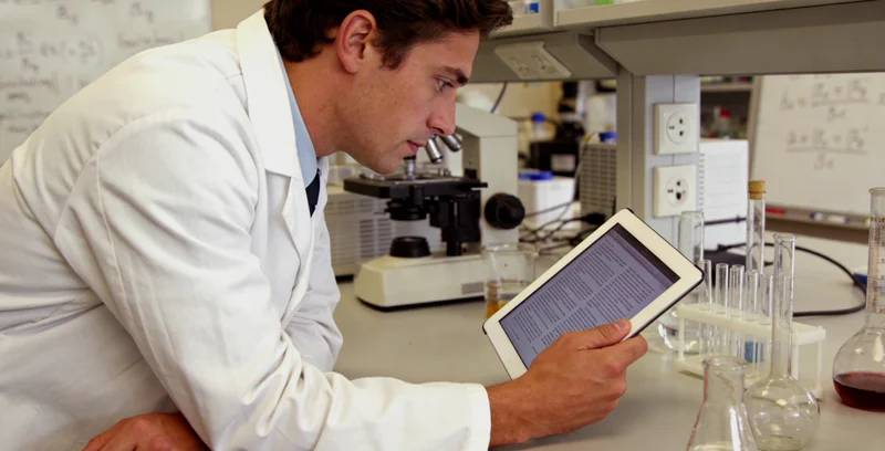 上海基因测序实验室技术人员进行