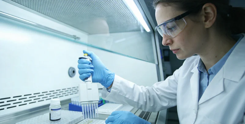 七台河女性在医院向医生咨询遗传