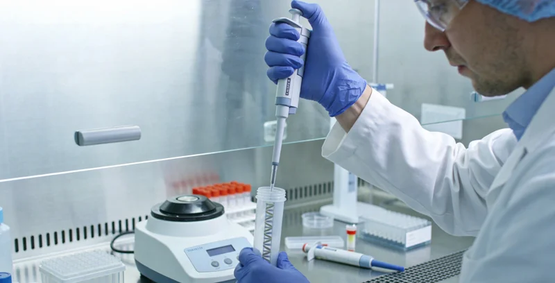 北屯备孕女性查看基因检测报告并